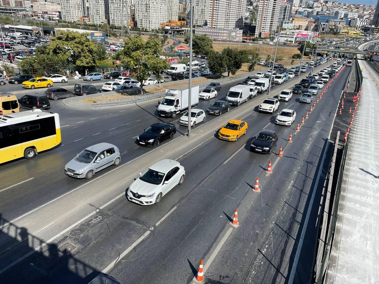 İstanbul'da metrobüs yolundaki bakım nedeniyle trafikte yoğunluk yaşanıyor