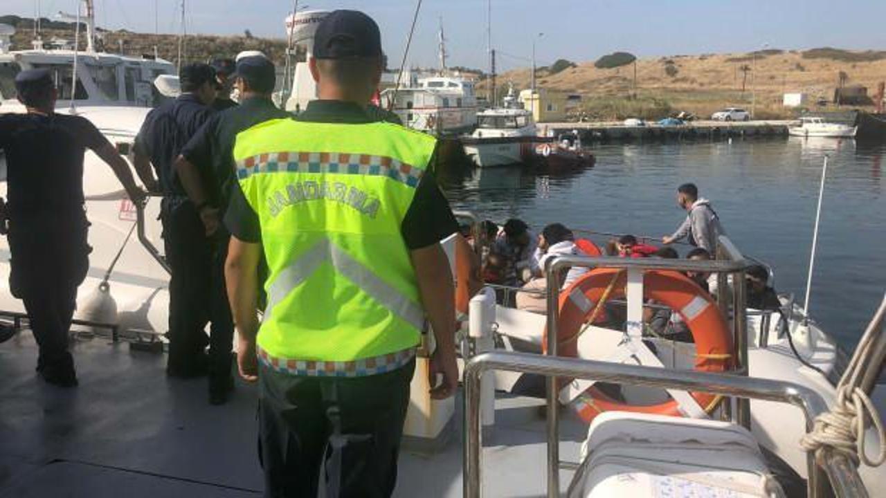 Çanakkale’de kaptanı alkollü yelkenli teknede 25 kaçak göçmen yakalandı