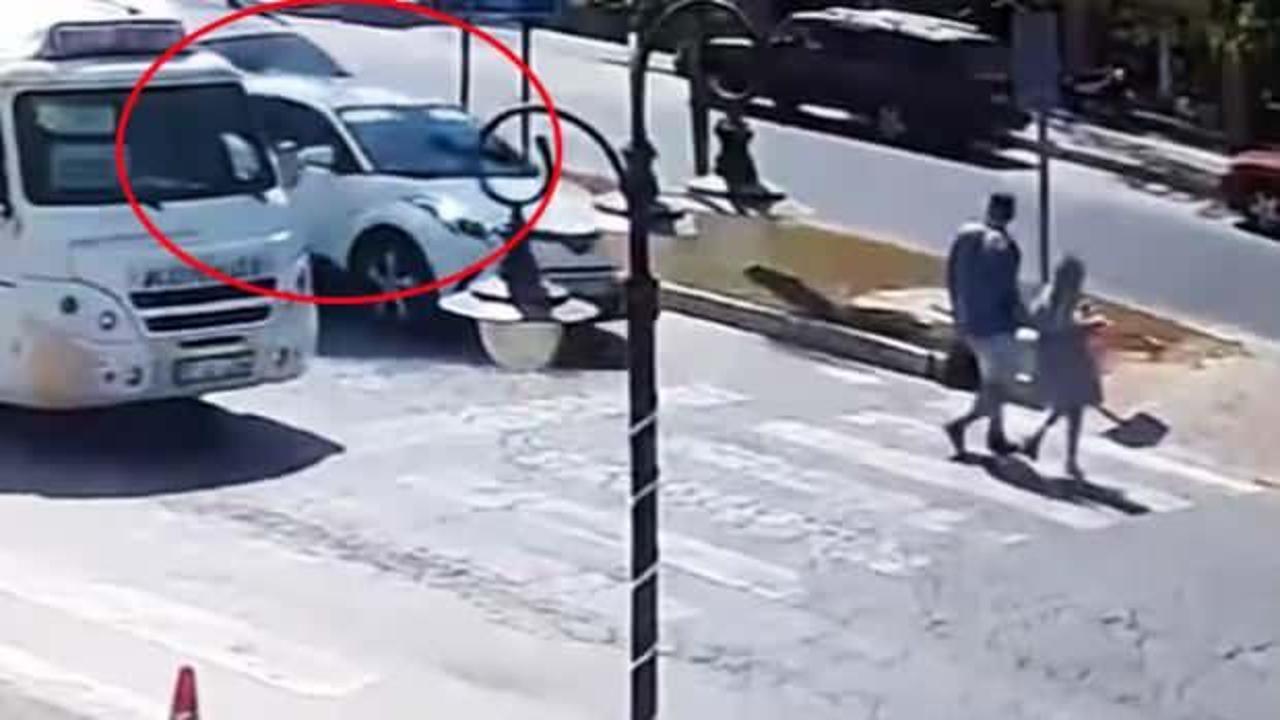 Kurallara uyup yaya geçidindeki yolculara yol verdi, 3 araç zincirleme kaza yaptı