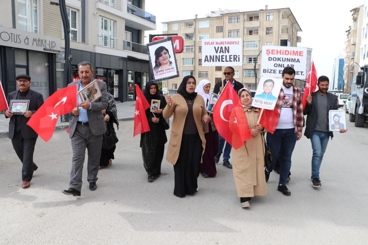 Vanlı anneler evlat nöbetinde: 5 yıldır HDP'nin kapısındayız, korkmuyoruz