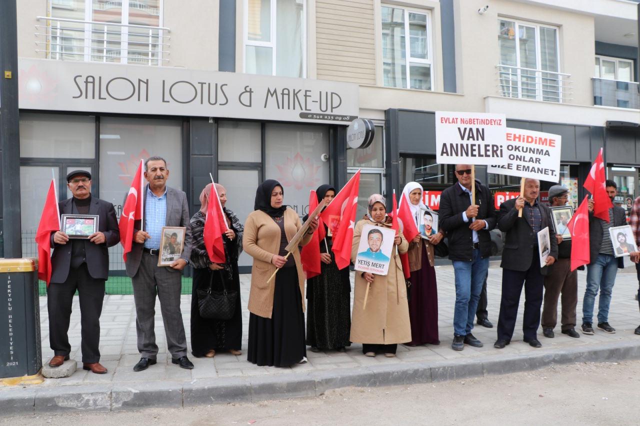 Vanlı anneler evlat nöbetinde: 5 yıldır HDP'nin kapısındayız, korkmuyoruz