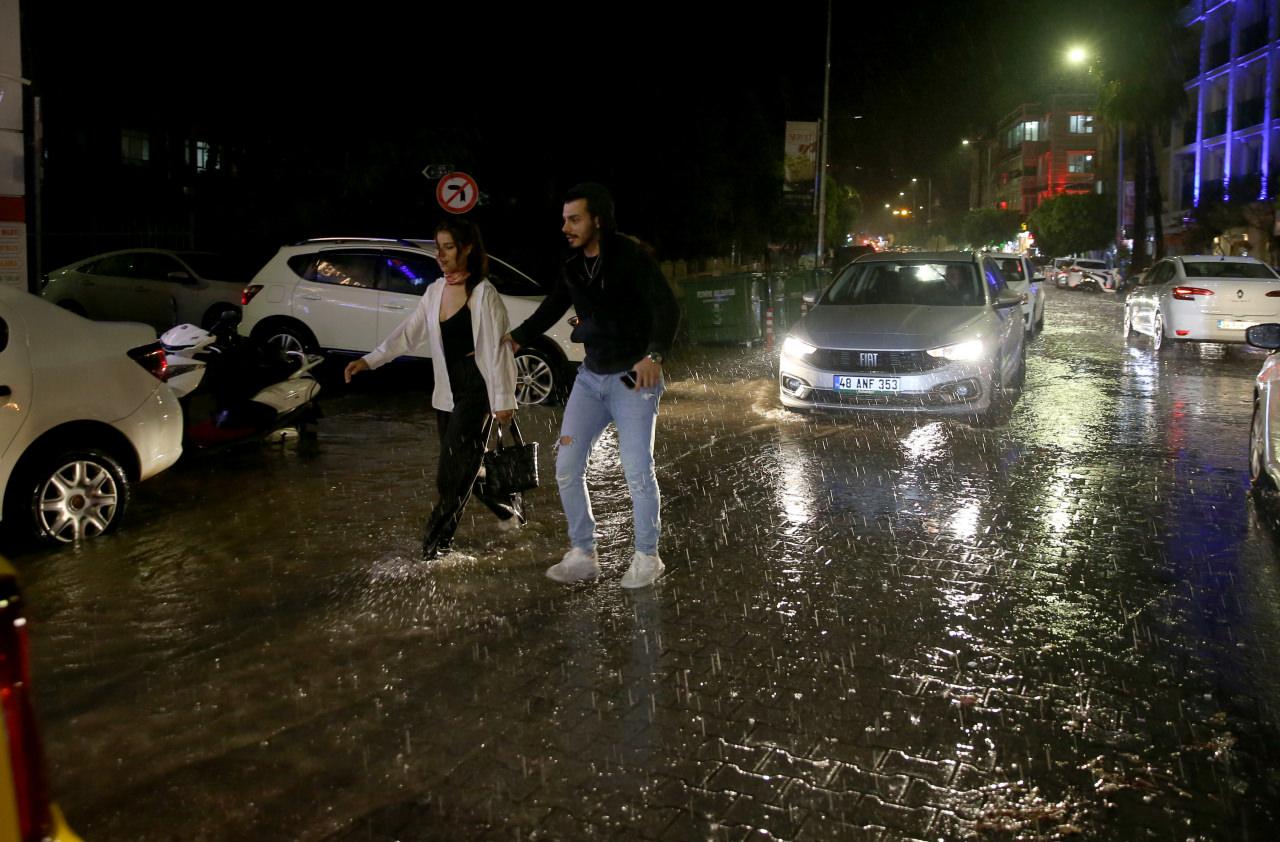 Fethiye'de yollar göle döndü! Esnaf CHP'li belediyeye tepkili