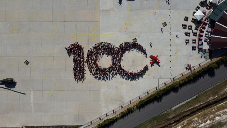 Türkiye'nin tek sivil kadın akrobasi pilotu 100. yılı özel uçuşuyla kutladı