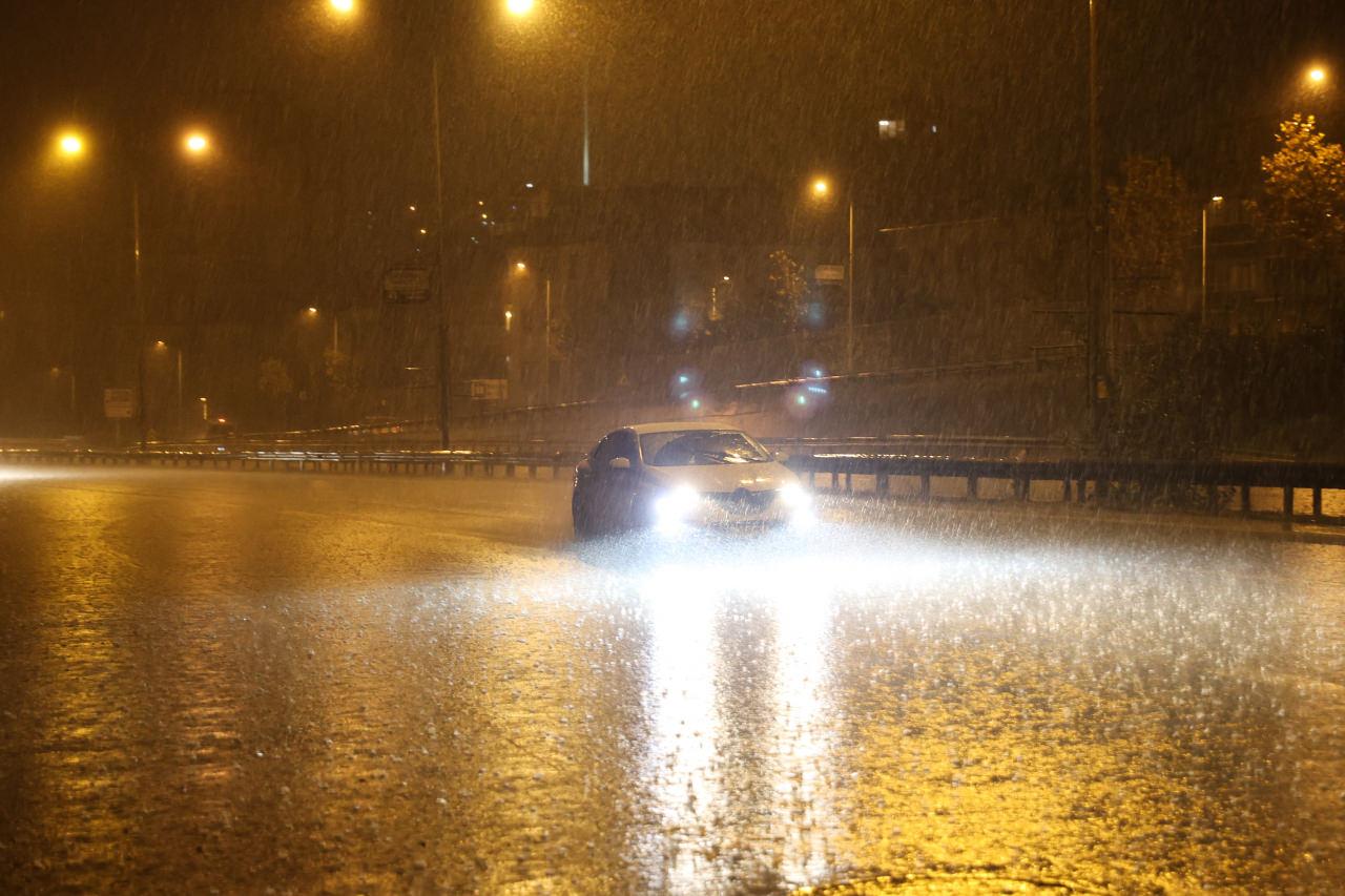 44 kentte bekleniyordu: Yeni uyarı geldi, İstanbul’da sağanak çok kuvvetli başladı!