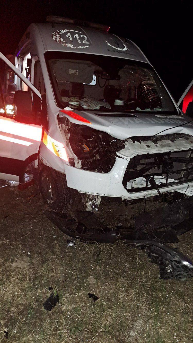 Hasta taşıyan ambulans ile otomobil çarpıştı: 1'i ağır, 2 yaralı