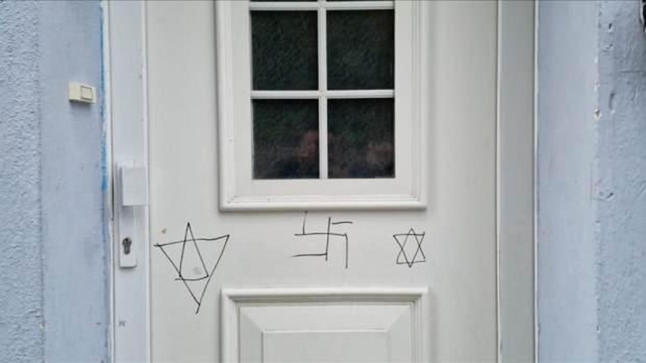 Almanya’da kapısına semboller çizilen caminin panjurları yakılmaya çalışıldı
