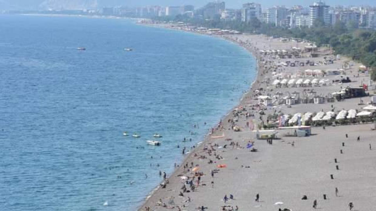 Antalya’da sahillerde yoğunluk sürüyor