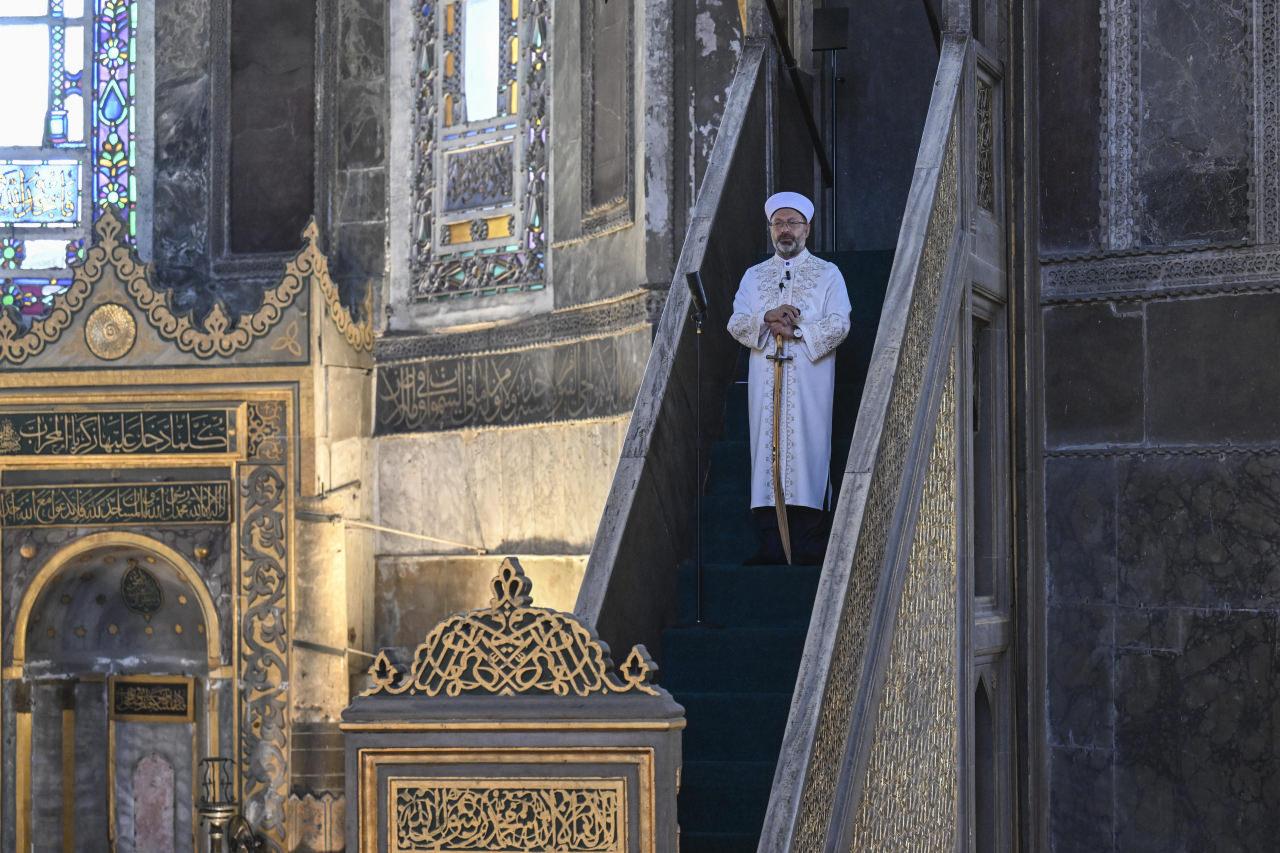 Diyanet İşleri Başkanı Erbaş, hutbeye kınından ayrılmış kılıçla çıktı! Mesaj mı verdi?