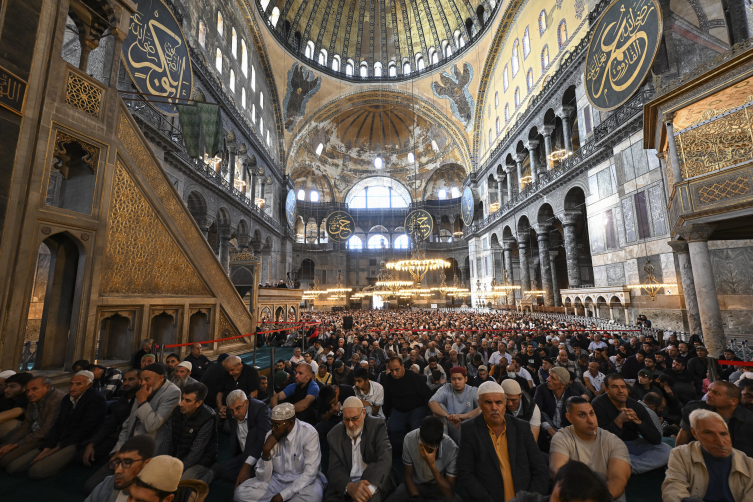 Diyanet İşleri Başkanı Erbaş, hutbeye kınından ayrılmış kılıçla çıktı! Mesaj mı verdi?