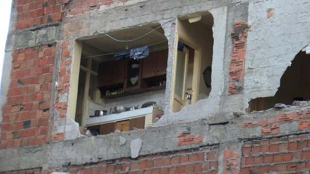 Bina yıkıldı, yandaki bina duvarsız kaldı