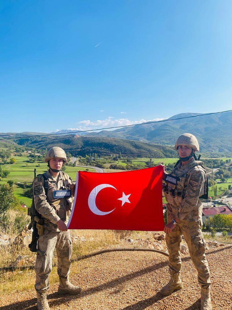 Bitlis'te jandarma personeli üst bölgelerinde Türk bayrağı açtı