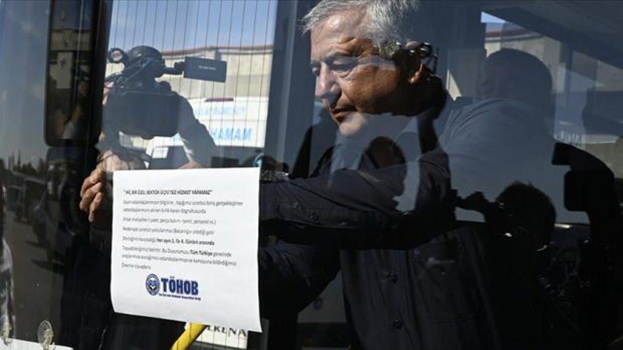Halk otobüsleri, ayın 1’i ile 4’ü arası ücretsiz yolcu taşıma kararını afişlerle duyurdu