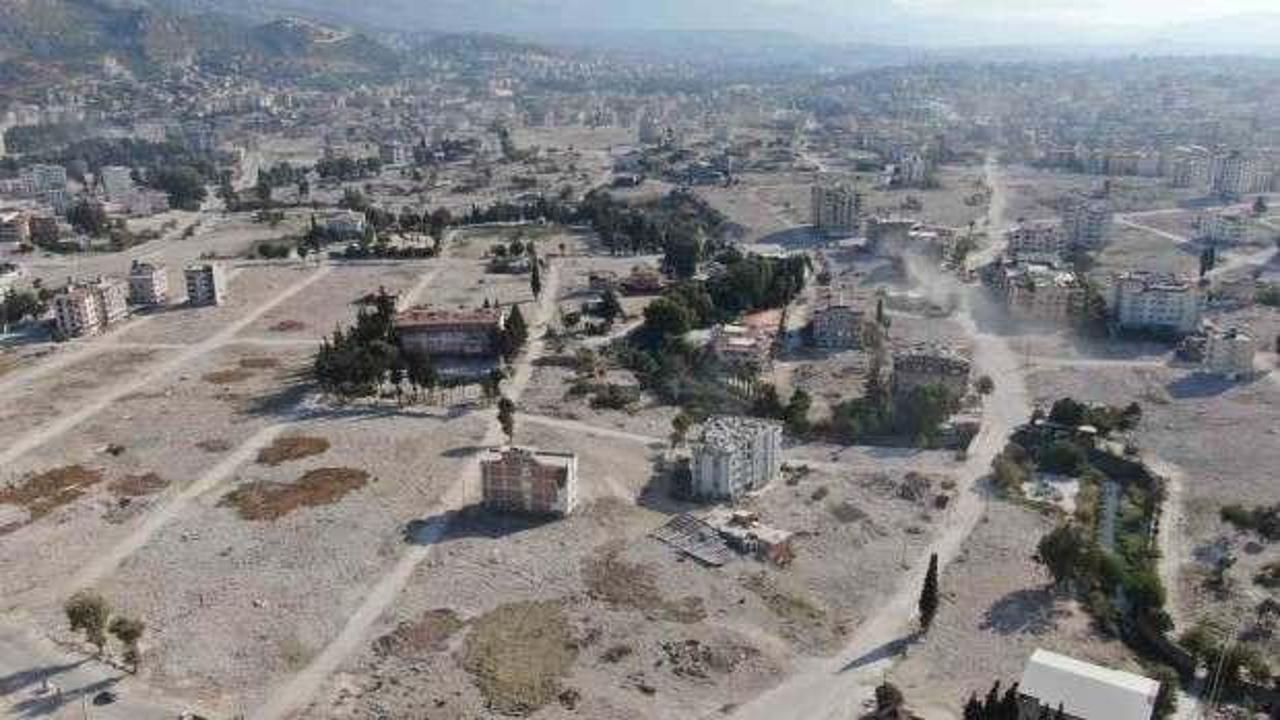 Hatay’da depremlerdeki yıkımlarla ilgili ilk dava açıldı