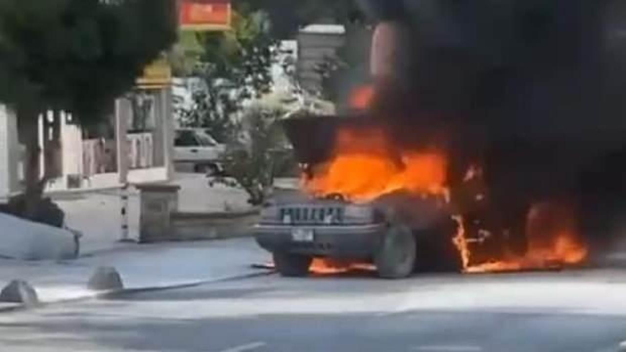 Kadıköy’de park halindeki cip alev alev yandı