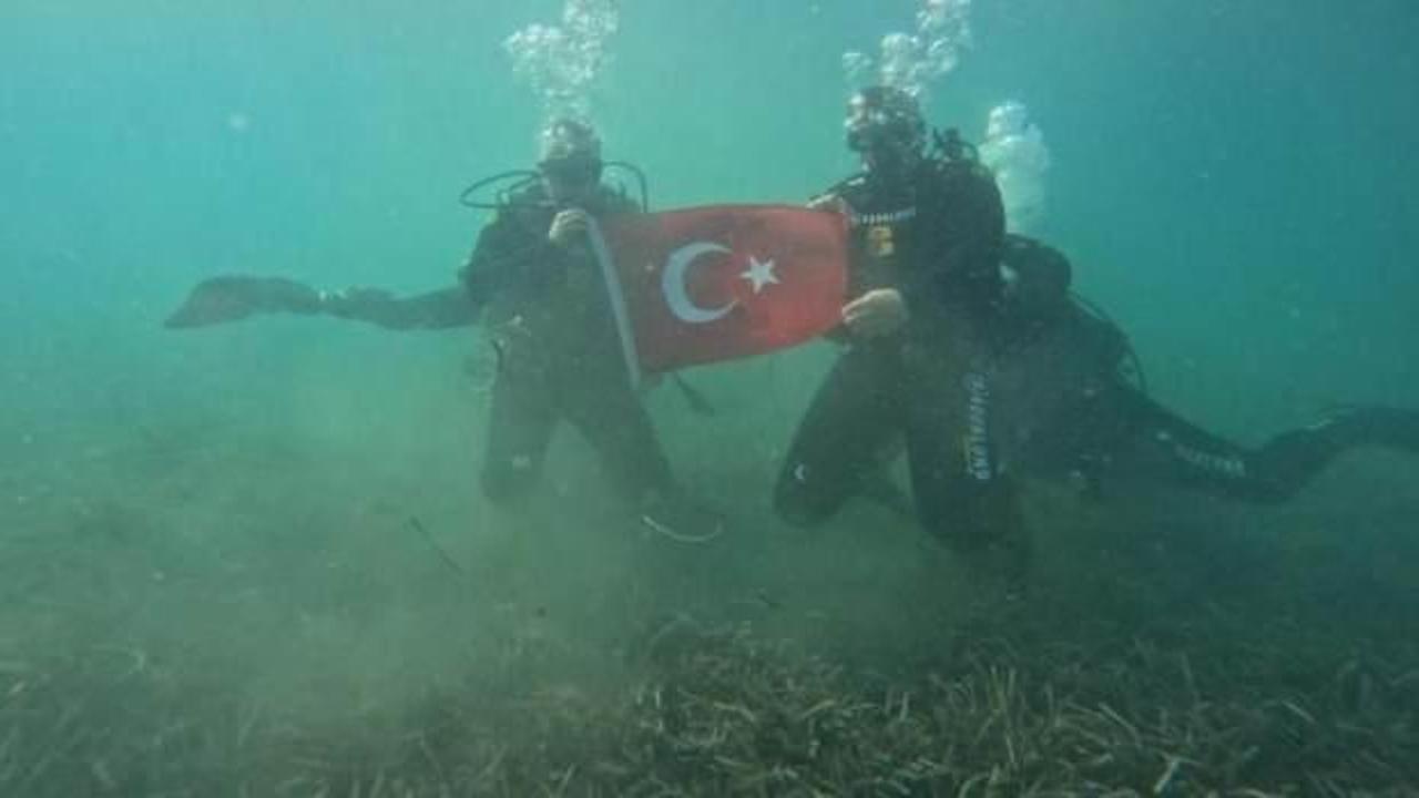 Kaymakam ve belediye başkanı denize daldı