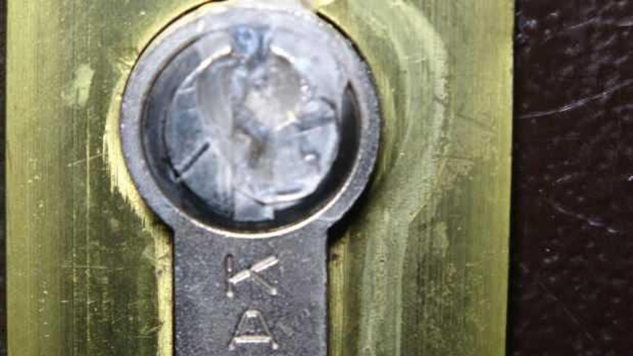 Kiracılar eve giremesin diye yapıştırıcı sürdü