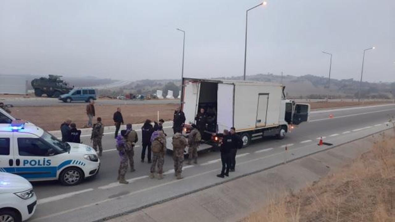 Kamyonet kasasındaki 51 düzensiz göçmen yakalandı!