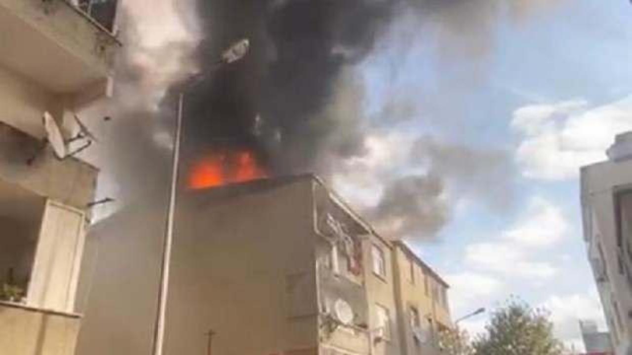 Küçükçekmece’de çatı alev alev yandı