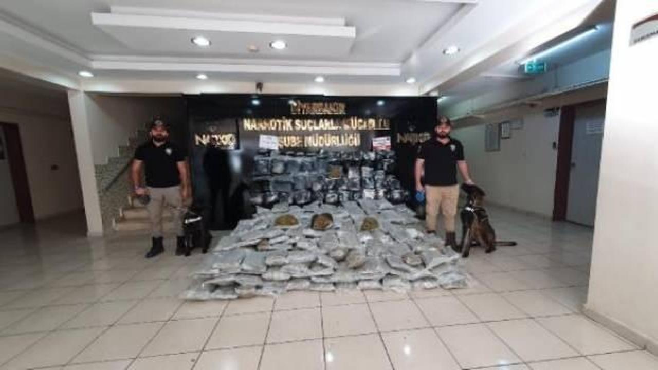 Polisin takiple durdurduğu minibüsten 303 kilo skunk çıktı