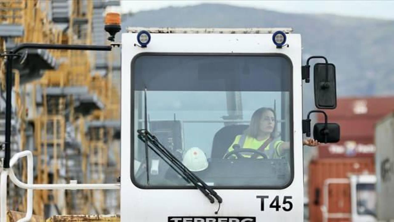 Temizlik görevlisi olarak başladığı limanda tonlarca ağırlıktaki yükleri taşıyor