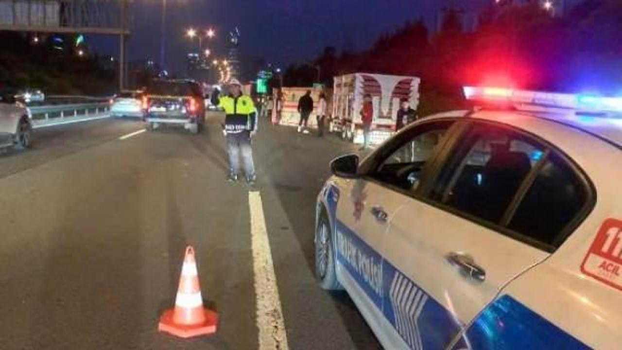 Ümraniye TEM Otoyolu’nda meyve yüklü kamyonet devrild