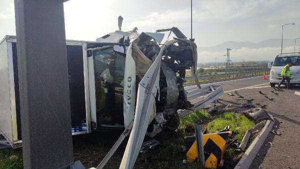 Bursa'da devrilen kamyonet, bariyerlere çarptı