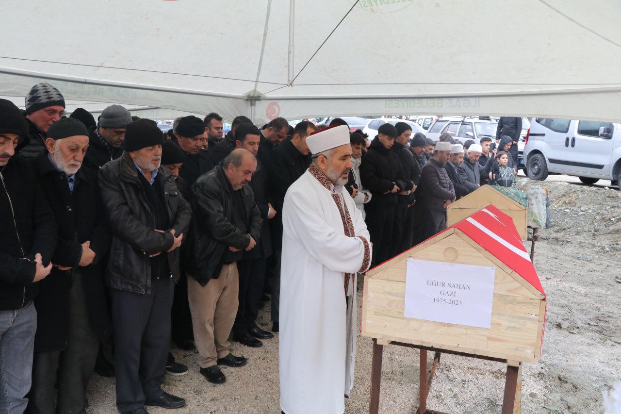 Komşuları tarafından öldürülen baba-oğul toprağa verildi