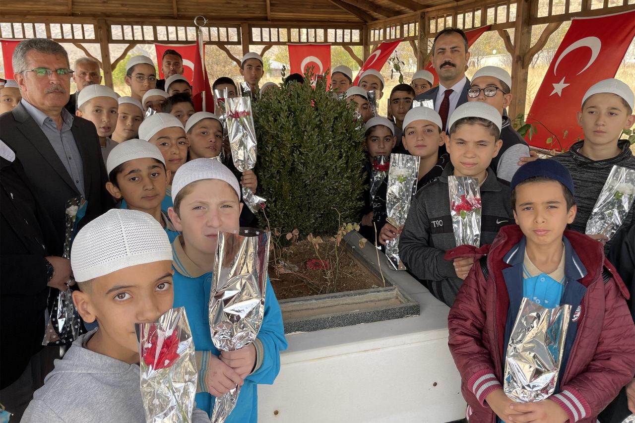 Şehit Fethi Sekin'in doğum gününde kabri başında Kur'an-ı Kerim okudular