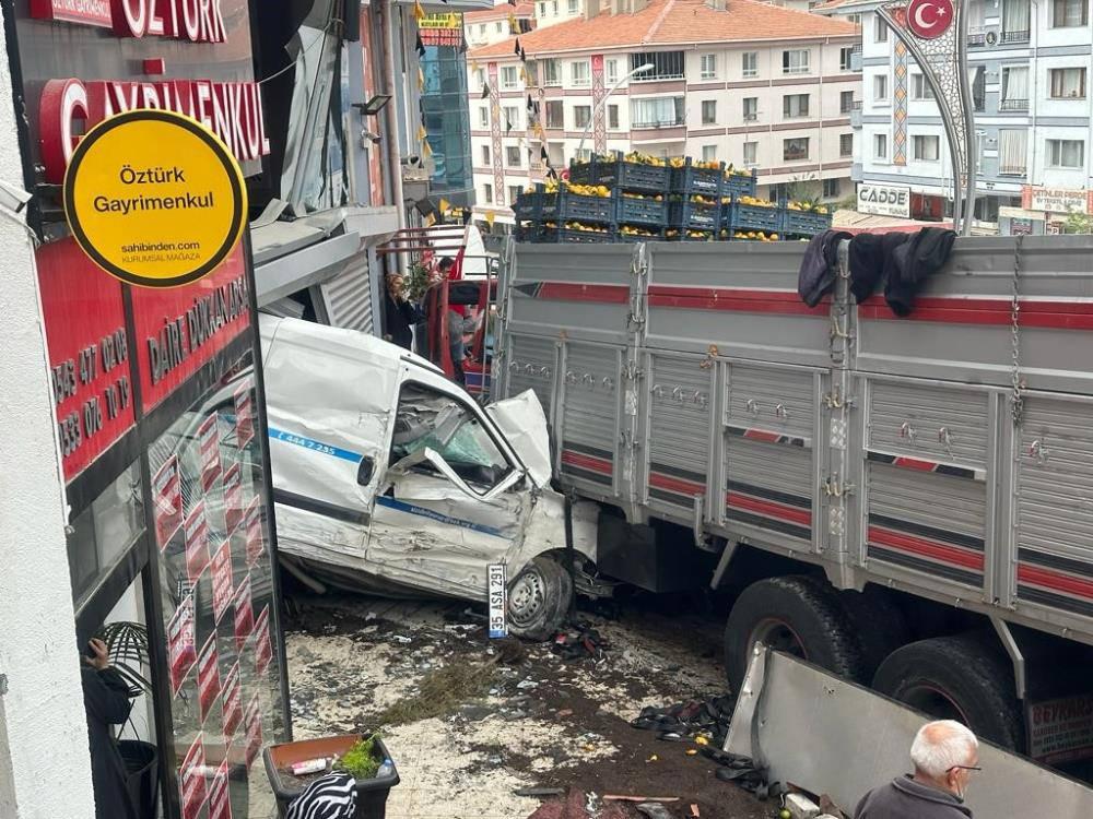 Freni patlayan kamyon önüne aldığı aracı sürükleyerek dükkana girdi: 2 yaralı