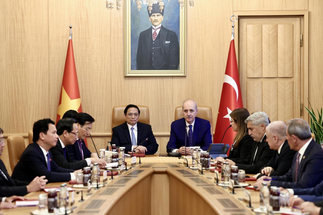 TBMM Başkanı Kurtulmuş, Vietnam Başbakanı Chinh ile görüştü