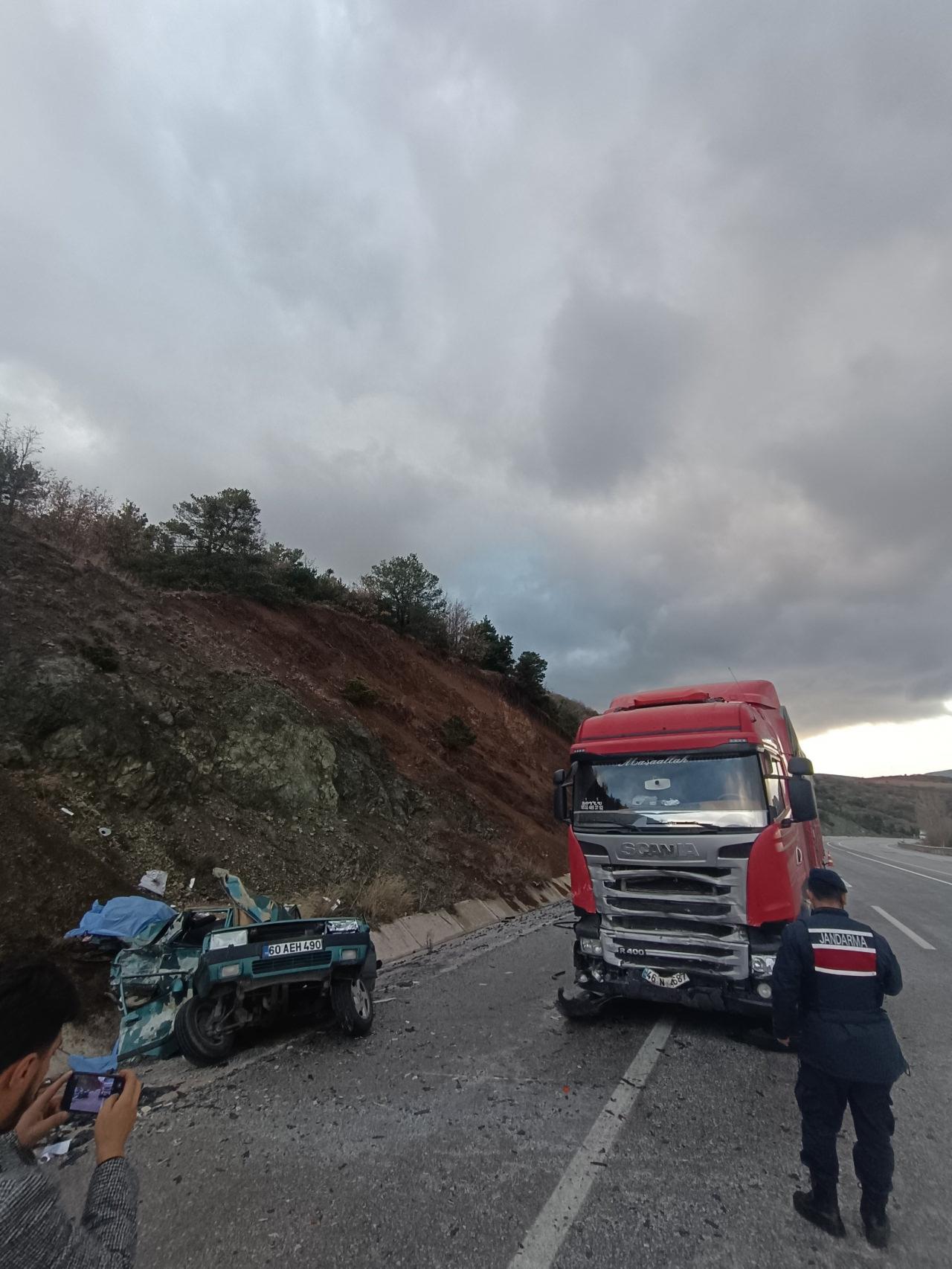 Tokat'ta feci kaza! Tır ile otomobil kafa kafaya çarpıştı: 2 ölü, 1 yaralı