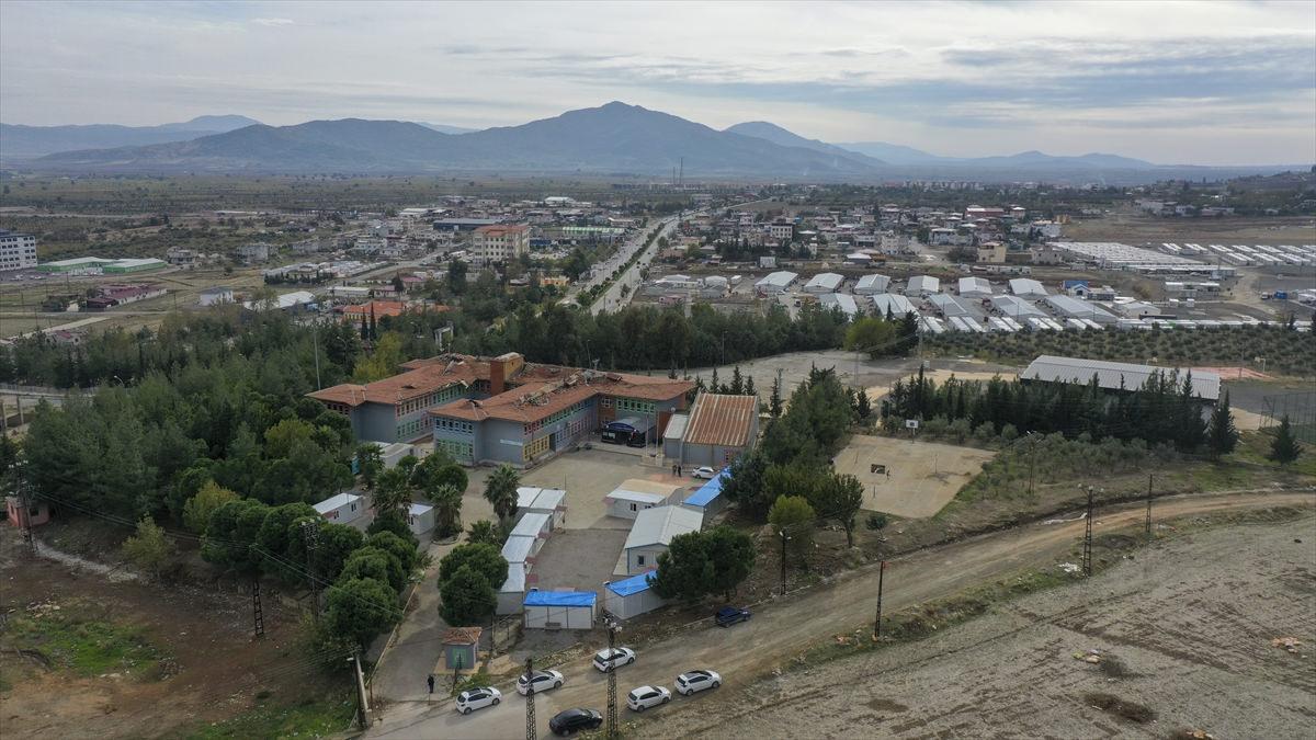 Deprem bölgesindeki 1168 öğretmen için ders zili konteynerlerde çalıyor