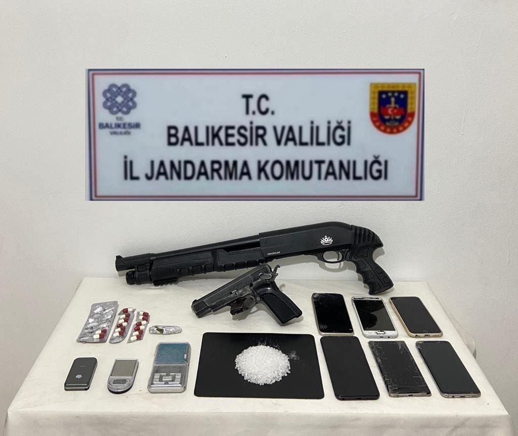 Balıkesir'de zehir tacirlerine operasyon: 10 gözaltı