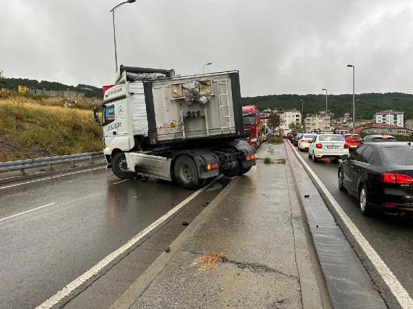 Maltepe'de TIR refüje çıktı: Yol trafiğe kapandı