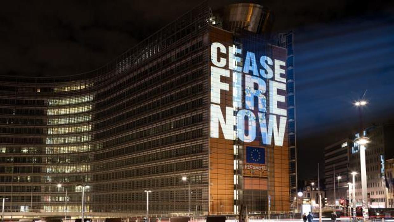 AB binasına Gazze için “ateşkes” görseli yansıtıldı