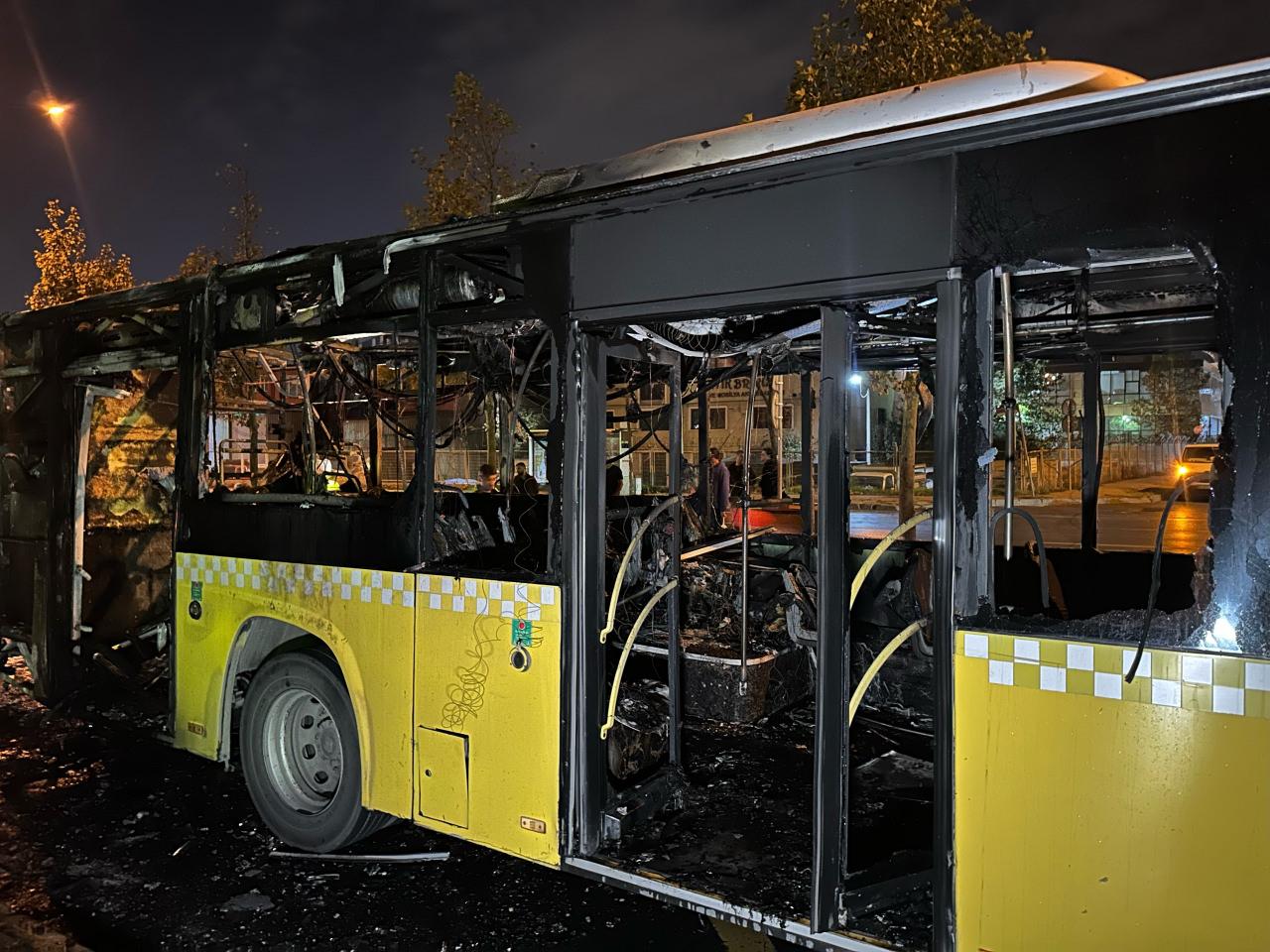 Başakşehir'de seyir halindeki İETT otobüsü alev alev yandı