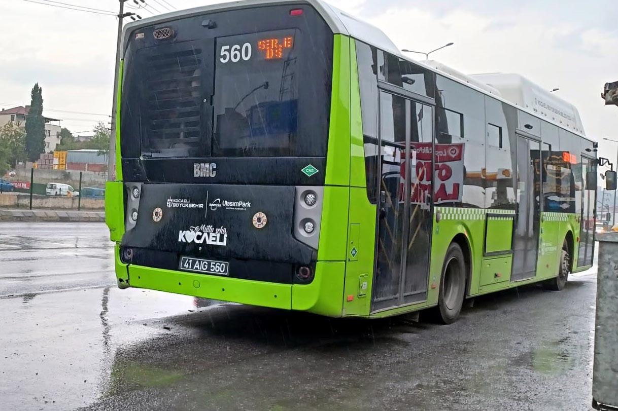 Kocaeli'nde TIR, halk otobüsüne çarptı: Yaralılar var!