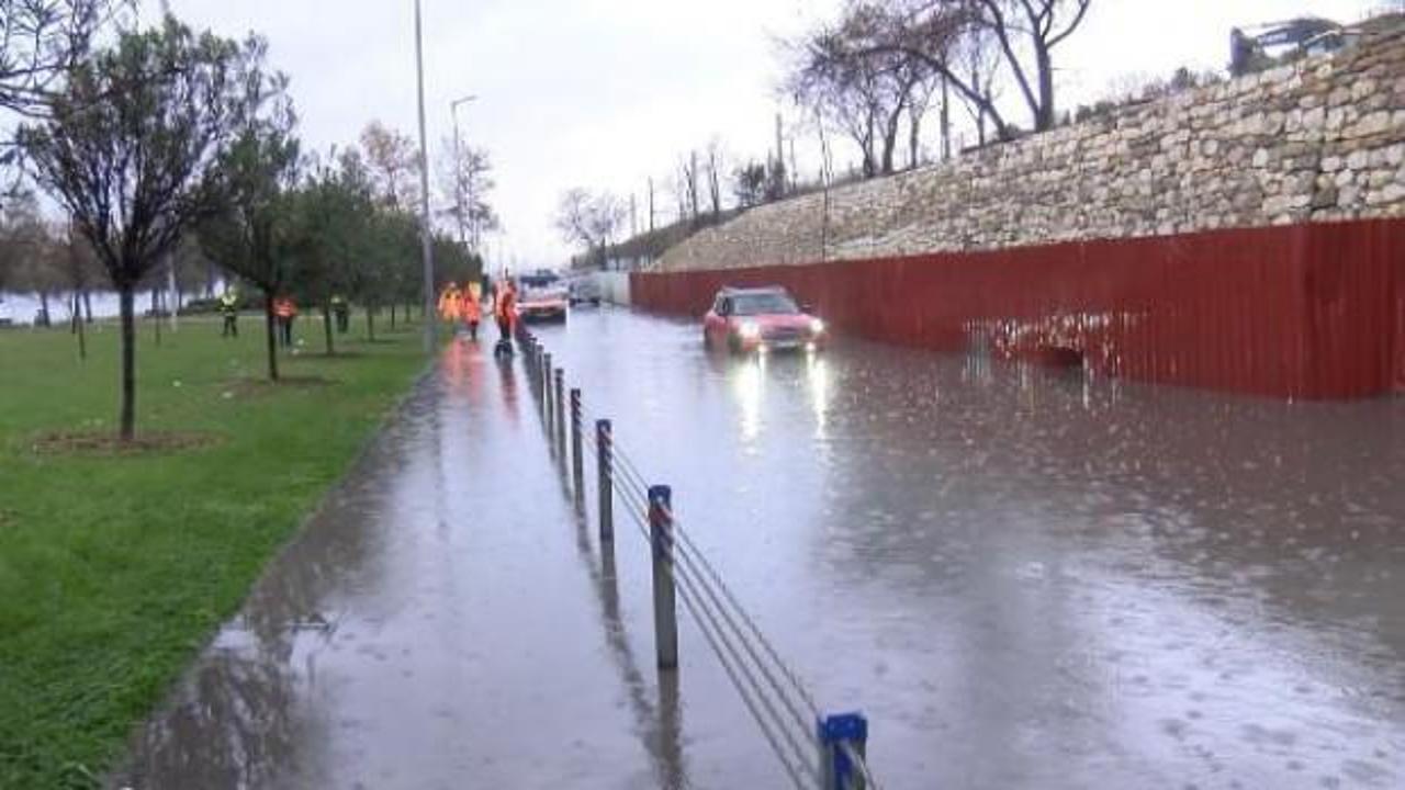 Bakırköy’de sahil yolunu su bastı, 3 araç mahsur kaldı