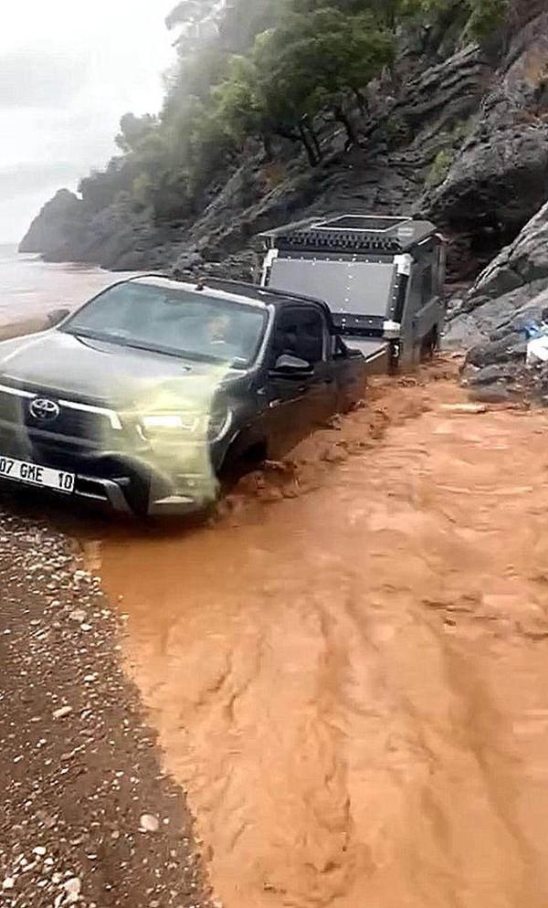 Muğla'da sağanak sele neden oldu; tatilciler korku dolu anlar yaşadı