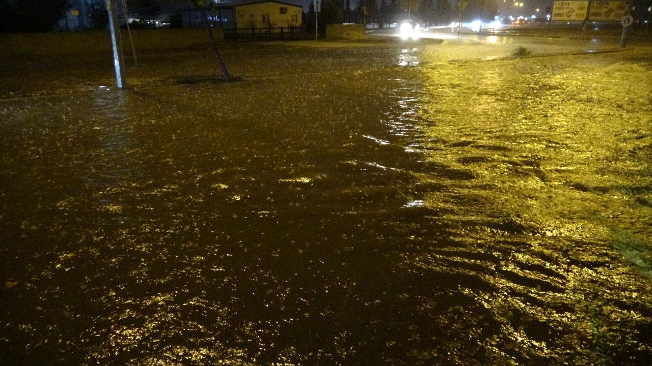 Çanakkale’de cadde ve sokaklar göle döndü