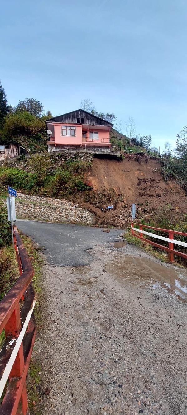 Rize'de heyelan; 2 katlı evde hasar oluştu