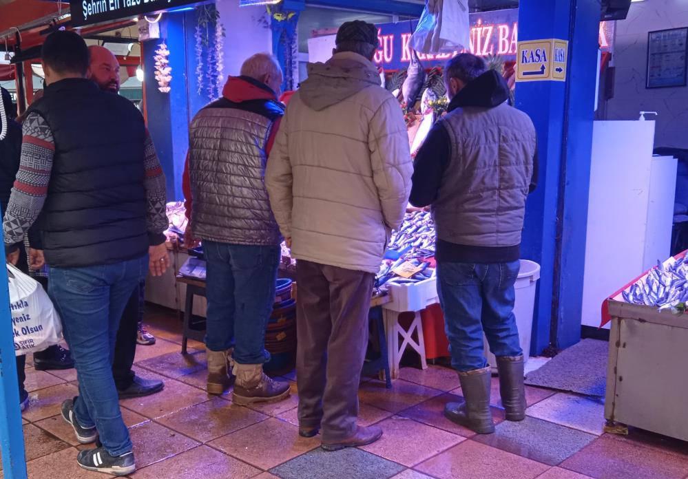 Vatandaşlar soğuğa rağmen balık sırasında