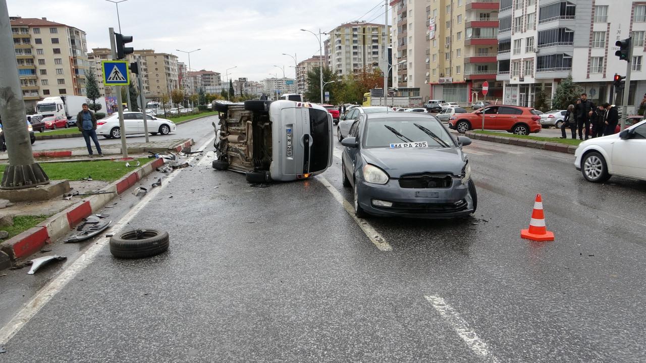 Devrilen araçtan burnu bile kanamadan çıktı