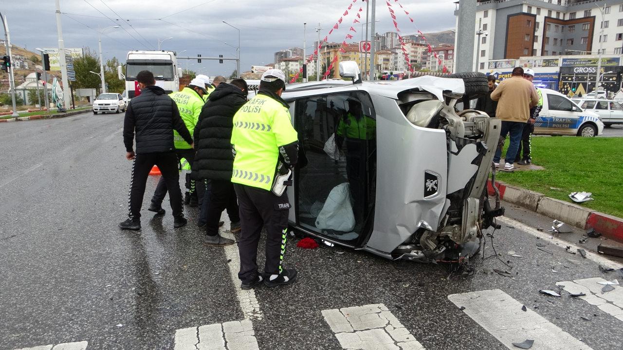 Devrilen araçtan burnu bile kanamadan çıktı