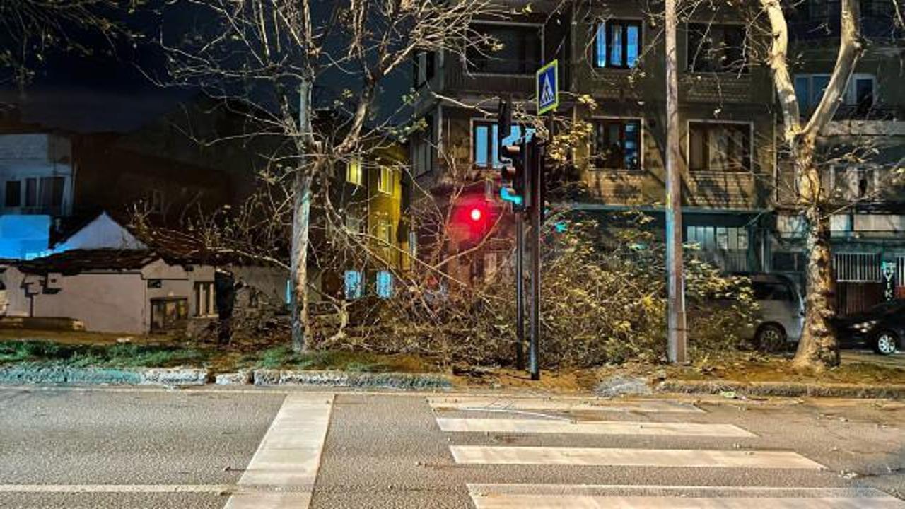 Fırtına Bursa’yı yıktı geçti! Otobüsün üzerine uçan çatı 2 yolcuyu yaraladı