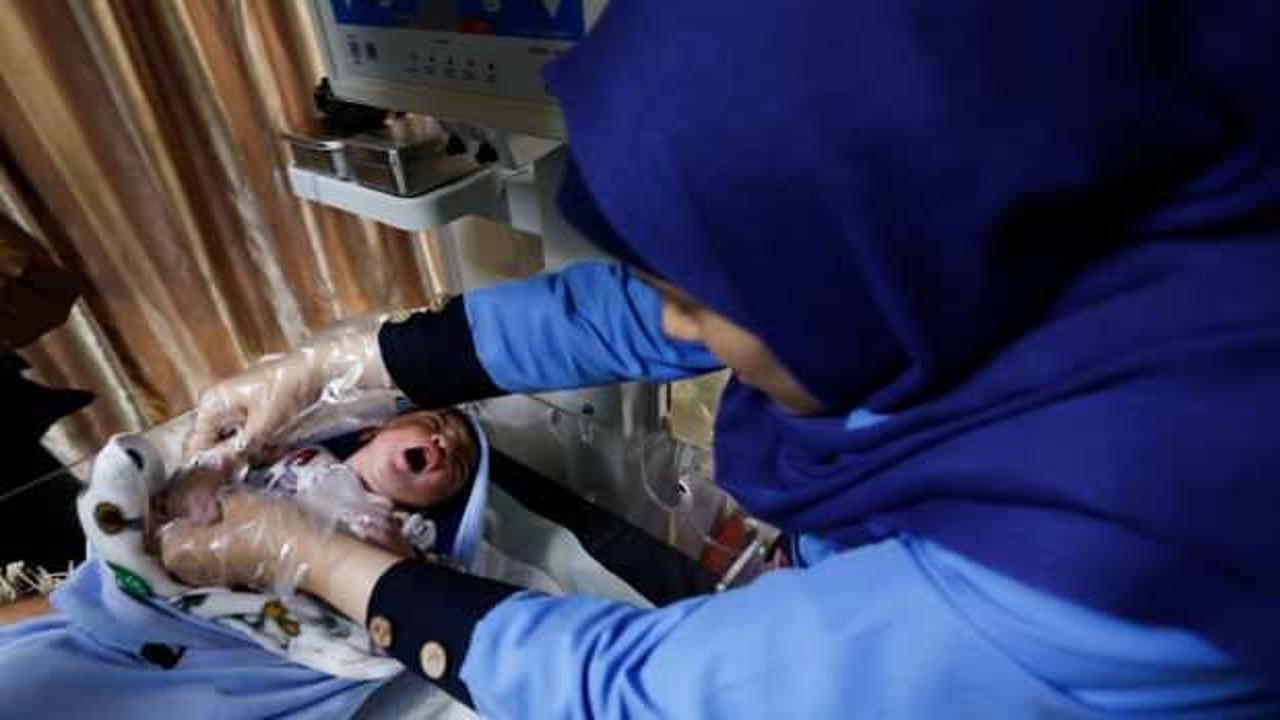 Her şeyden habersiz gözlerini savaşa açtı