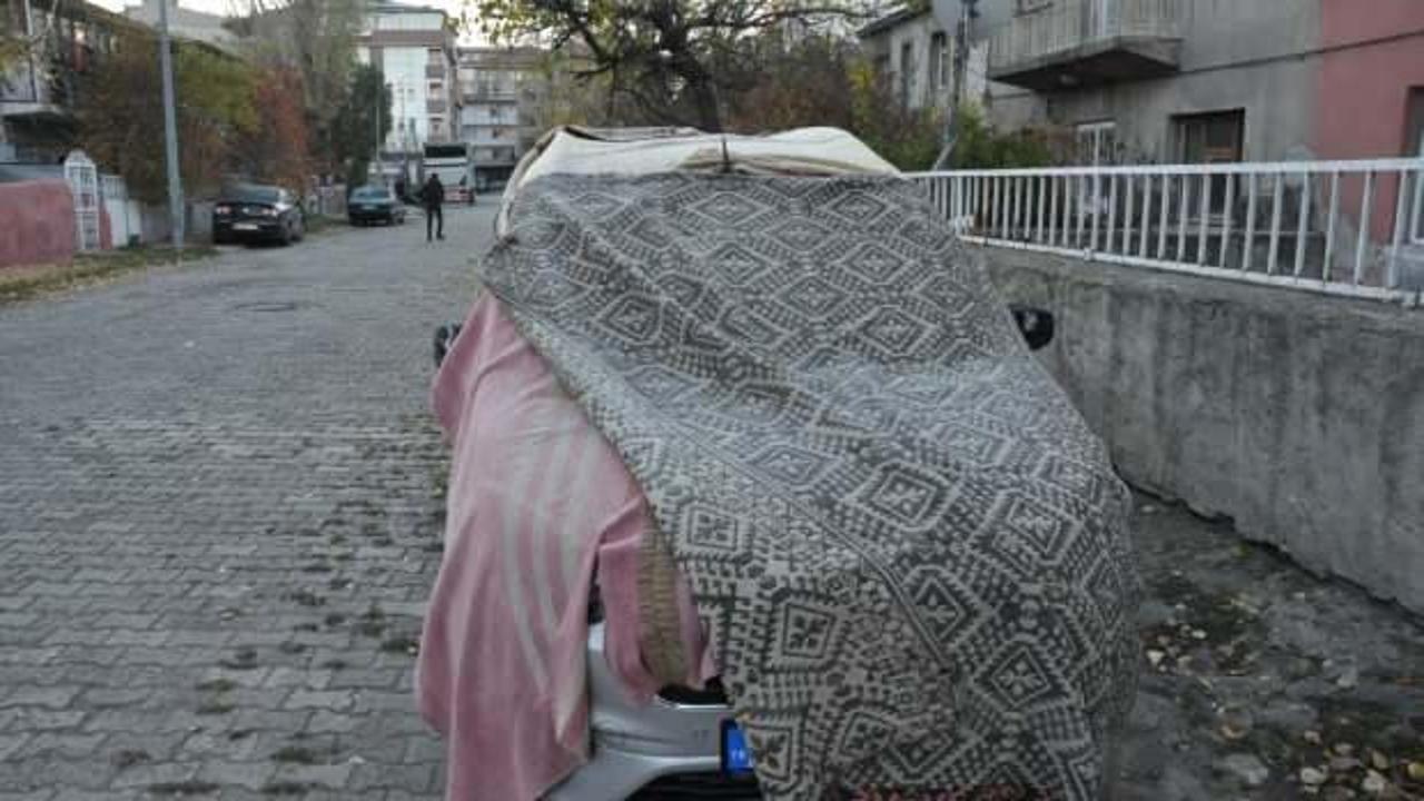 Kars’ta sıcaklıklar düşünce araçlar battaniye ile örtüldü
