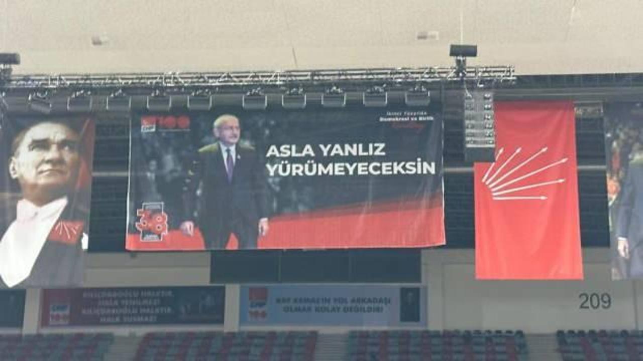 Kılıçdaroğlu destekçilerinin kurultay salonuna astığı pankart alay konusu oldu