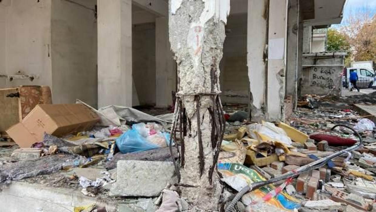 Küçükçekmece’de riskli bina kontrollü yıkıldı