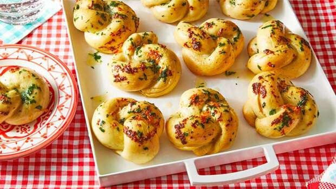 Sarımsaklı düğüm çöreği tarifi, nasıl yapılır?